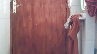 Mršava plavokosa cura duboko grlo siše veliki kurac u amaterskom videu prno masaj