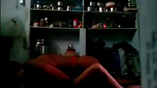 Spunkirana crna nimfokinja snažno udara svog masaj anal mokra kučića na kauču