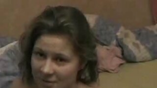 Vrela ljubavnica lagano grize porno masaj xnxx frajerov penis u navrnutom femdom videu