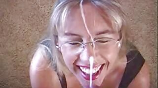 Tinejdžerka Lola video masaj porno širi noge i gorljivo masturbira