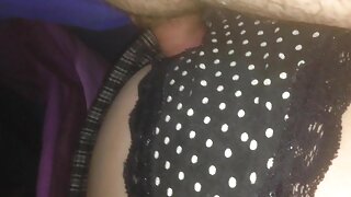 Kučka s tetoviranim hamster masaj pupkom Jamie T masturbira svoju gladnu rupu